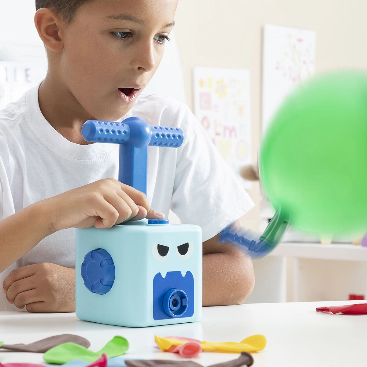 2-in-1 Car and Balloon Launcher Toy Coyloon