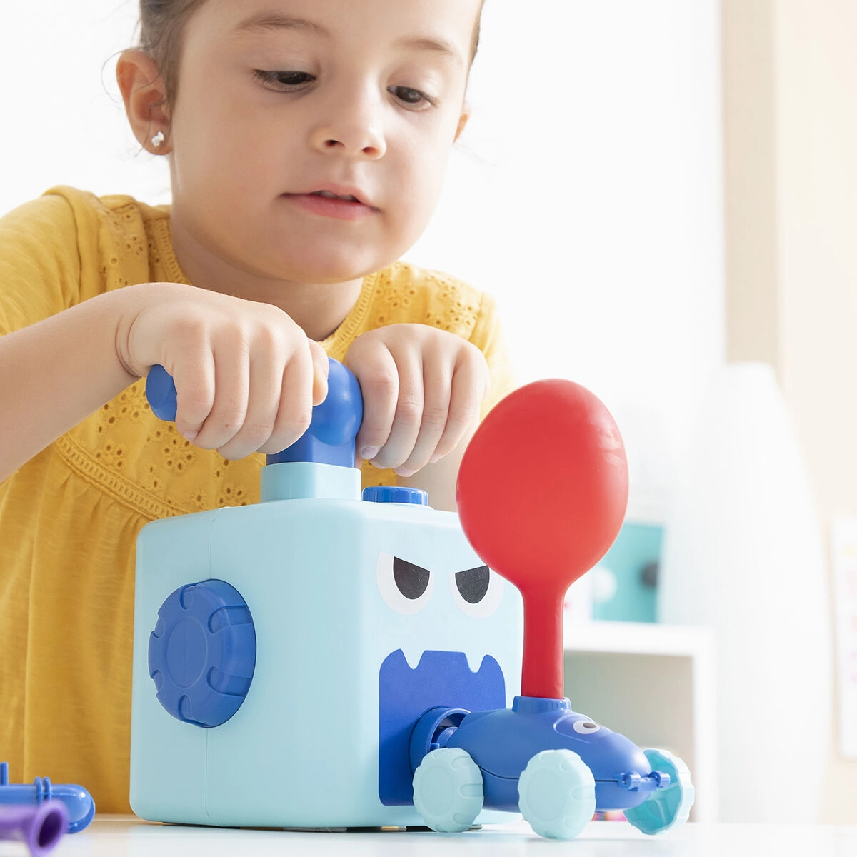2-in-1 Car and Balloon Launcher Toy Coyloon